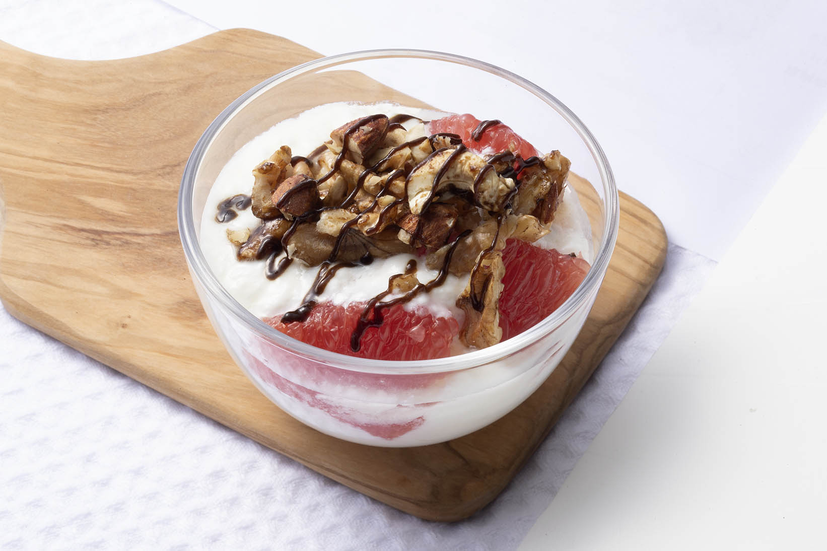 朝食におすすめ　ナッツトッピングのモーニングヨーグルトの画像