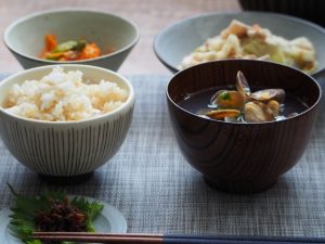 腸活昼ごはん玄米入りのご飯とあさり汁物で健康生活